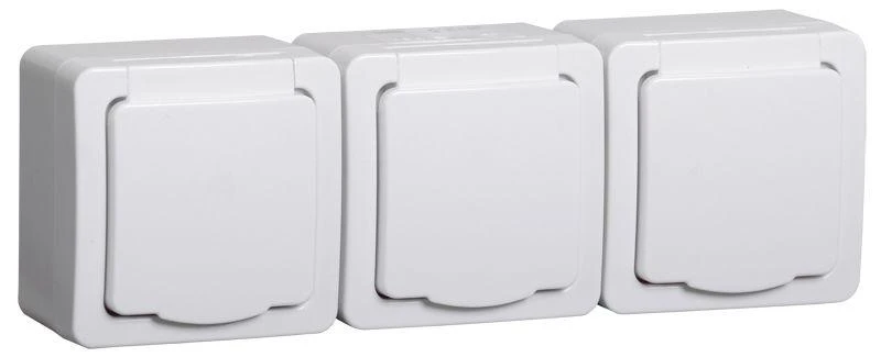 IEK  | Розетка 3-м ОП Гермес Plus РСб23-3-ГПБб 16А IP54 с заземл. с крышкой бел.  ERMP32-K01-16-54-EC