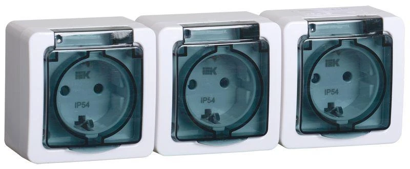 IEK  | Розетка 3-м ОП Гермес Plus РСб23-3-ГПБд 16А IP54 с заземл. с дым. крышкой бел.  ERMP32-K03-16-54-EC